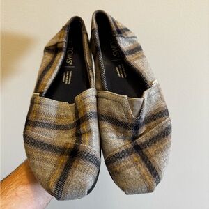 Men’s Toms size 8. Grey with yellow and blue checkered pattern.